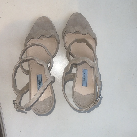NIB PRADA BEIGE SUEDE SCALLOPED SUEDE 3”HEELED SANDAL. 39/8.5 - Picture 5 of 9